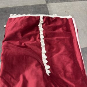 Gardinset plysch röd vita tofsar