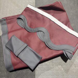 Gardinset Vinröd / gråsvart skinn